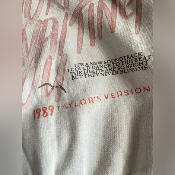 Taylor Swift Sweater Women’s Medium Welcome to New York 1989 Taylor’s Version - Picture 4 of 7